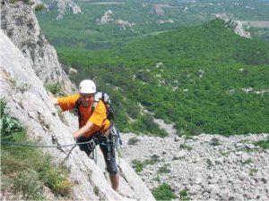 Палящее крымское солнце гонит в тенёк.