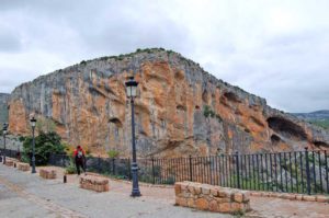 Alquezar утопает в скалах.